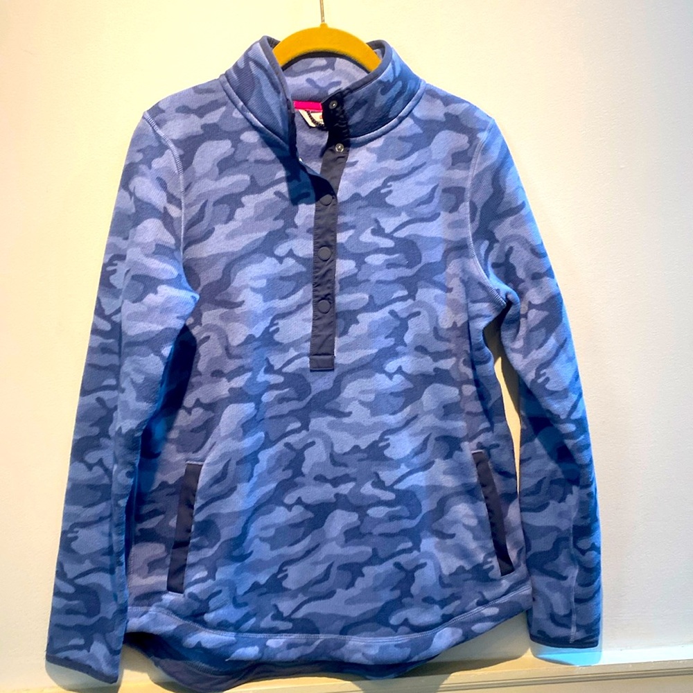 Vineyard Vines  small blue Camouflage sweatshirt with pockets.